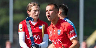 Mees Loman moedigt zijn teamgenoten aan. Foto: Ewout Pahud de Mortanges
