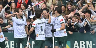 Doelpuntenmaker Pepijn van der Heijden wordt gefeliciteerd. Foto: Bart Scheulderman