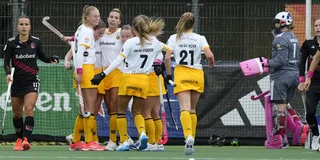 Charlotte Engelbert wordt gefeliciteerd na haar doelpunt. Foto: Ewout Pahud de Mortanges