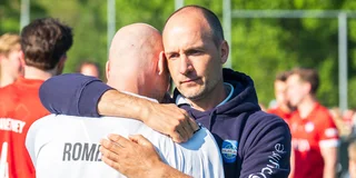 Joren Romijn zoekt troost na de degradatie van Hurley. Foto: Ewout Pahud de Mortanges