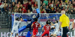 Luis Calzado brengt redding in het duel tegen België. Foto: Worldsportpics/Rodrigo Jaramillo