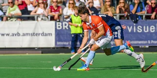 Pere Amat etaleert zijn dribbelkunsten tegen Pinoké. Foto: Bart Scheulderman