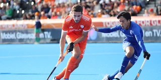 Jonas de Geus aan de bal tijdens het duel tegen Japan. Foto: Willem Vernes