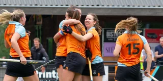 Vreugde bij Groningen na een doelpunt tegen Leonidas. Foto: Jacob Gunter