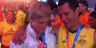 Koen Bijen met de gouden medaille van Jamie Dwyer.  