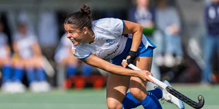 Mikki Roberts legt aan voor een strafcorner.