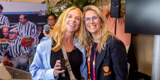 Margot van Geffen met Lisanne de Roever van de KNHB.