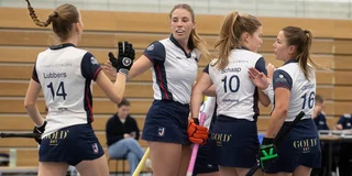Kiana Cormack (tweede van links) afgelopen winter met Huizen in de zaal.