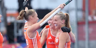 Marijn Veen en Joosje Burg vieren een doelpunt van Oranje. Foto: Willem Vernes
