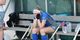 Verslagen zit speelster Magali Roumen in de dug-out. Foto: Willem Vernes