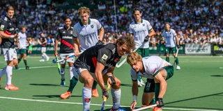 Jochem Blok verdedigt Floris Middendorp. Foto: Bart Scheulderman
