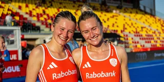 Guusje en Freeke Moes in Oranje.