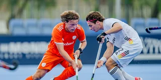 Jan van 't Land aan de bal in de finale van het EK tegen Duitsland. Foto: Worldsportpics/Frank Uijlenbroek