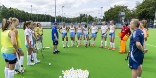 Bondscoach Kai de Jager spreekt zijn speelsters toe. Foto: Willem Vernes