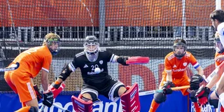 Bij een 2-0 voorsprong ranselde Derk Meijer een Indiase strafcorner uit de hoek. Foto: Willem Vernes