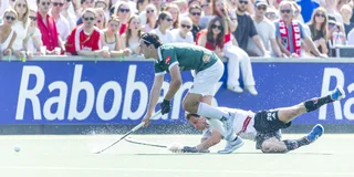 Pepijn van der Heijden blijft overeind in duel met Boris Burkhardt. Foto: Willem Vernes