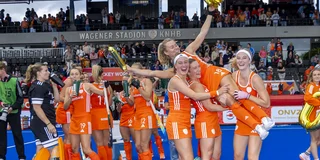 Haar teamgenoten tillen jubilaris Freeke Moes in de lucht na haar honderdste interland. Foto: Willem Vernes
