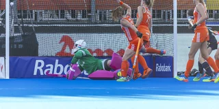 Het moment van de wedstrijd: Anne Veenendaal is geklopt, maar de Belgische gelijkmaker wordt even later afgekeurd. Foto: Willem Vernes