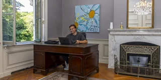 Duco Telgenkamp runt zijn bedrijf vanuit een kantoor in Den Haag. Foto: Willem Vernes