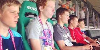 Koen Bijen met een quasi serieuze blik op de VIP-tribune.  
