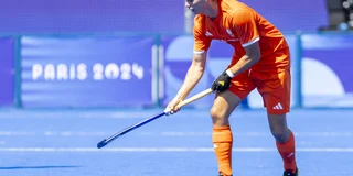 Floris Middendorp in oranjetenue op het blauwe veld van Parijs in 2024. 