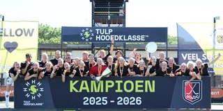 Feest bij Amsterdam na de winst van de landstitel. Foto: Willem Vernes