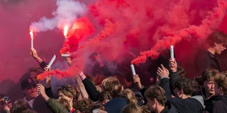 Tijdens de halve finale kleurde het Wagener Stadion rood van de fakkels. Foto: Ewout Pahud de Mortanges
