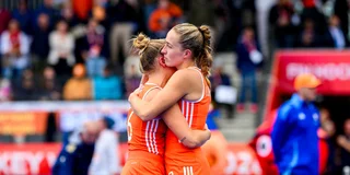 Renée van Laarhoven en Joosje Burg vallen elkaar na de verloren WK-finale in de armen. Foto: WorldSportPics/Ewout Pahud de Mortanges