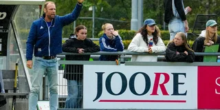 Sabel geeft aanwijzingen als het in het vierde kwart toch nog spannend wordt voor Tilburg. Mikki Roberts kwam haar oud-teamgenoten aanmoedigen. 