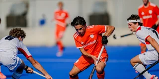 Lucas Corstens probeert zich een weg te wurmen langs zijn tegenstanders. Foto: Worldsportpics/Bart Scheulderman