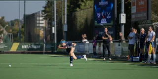 Lisette Wipkink speelt de bal voor Delta Venlo.
