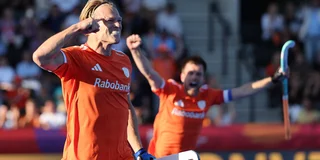 Jip Janssen trekt de stand gelijk met zijn strafcorner. Foto: Willem Vernes