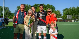 Robbert Kemperman poseert met zijn familie na afloop van de finale. Foto: Bart Scheulderman