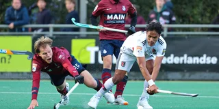 Mustapha Cassiem aan de bal voor Amsterdam tegen Klein Zwitserland. Foto: Willem Vernes