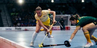 Cormack in actie tijdens een zaalhockeywedstrijd met het gele shirt van Namibië. 