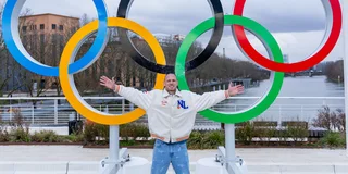 Pirmin Blaak poseert voor de olympisch ringen. Foto: Willem Vernes