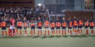 Line-up van Ommoord voorafgaand aan het duel tegen Weesp. Foto: Ewoud Verbakel