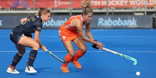Pien Sanders aan de bal tegen België. Foto: Willem Vernes
