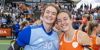 Babette Backers met Renée van Laarhoven, die haar honderdste interland speelde. Foto: Willem Vernes