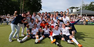 Spelers van Tilburg zijn opgetogen na promotie naar de Hoofdklasse. Foto: Willem Vernes