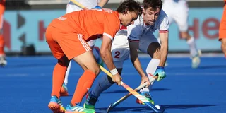 Floris Middendorp duelleert om de bal. Foto: Willem Vernes