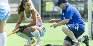Kai de Jager in gesprek met aanvoerster Imke Verstraeten. Foto: Willem Vernes