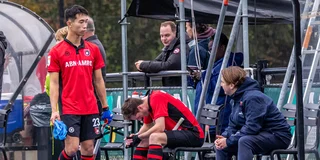 Kosei Kawabe kan weer gaan zitten als Jelle Westendorp, voor wie hij zou invallen, met een groene kaart naar de kant wordt gestuurd. Foto: Jan Kruijdenberg
