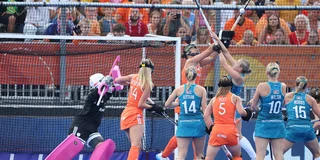 Spelers hengelen naar de bal na een strafcorner. Foto: Willem Vernes