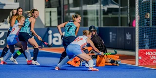 Juul Sauer maakt de 1-0 voor Jong Oranje Dames. Foto: Worldsportpics/Bart Scheulderman