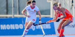 Dymph Luttge in duel om de bal met de Spaanse Elisa Muñoz. Foto: Worldsportpics/Frank Uijlenbroek