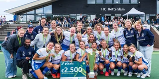 Kampong viert het winnen van de ABN AMRO Cup. 