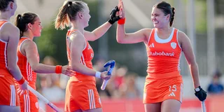 Katerina Langedijk (rechts) juicht na haar treffer. Foto: WorldSportPics/Frank Uijlenbroek