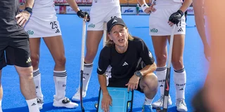 Schopman spreekt haar speelsters toe tijdens het WK-duel met India. 