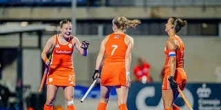Juul Sauer ontvangt de felicitaties na haar doelpunt. Foto: Worldsportpics/Frank Uijlenbroek